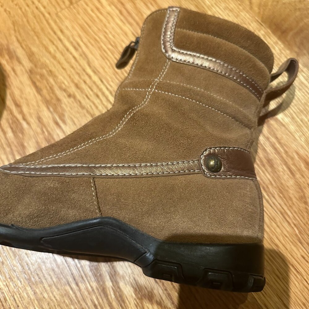COLE HAAN Ankle Boots 8 B in Brown Suede Zip